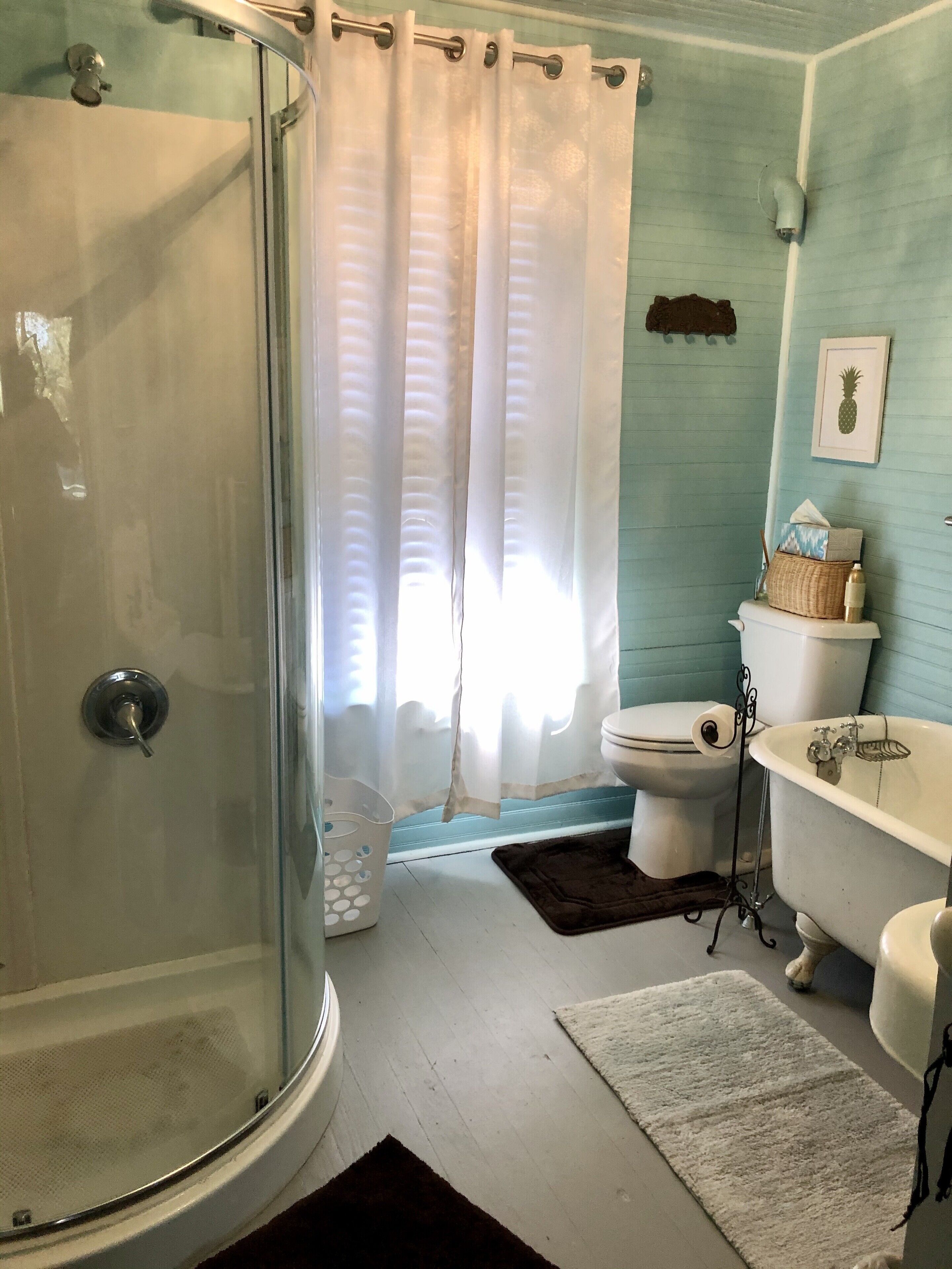 Bañera, secador de pelo, toallas, jabón