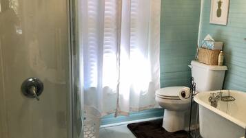 Bañera, secador de pelo, toallas, jabón