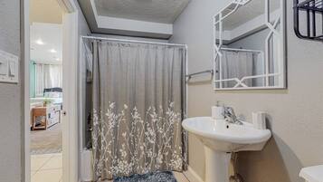 Duschwanne, Handtücher, Seife, Shampoo