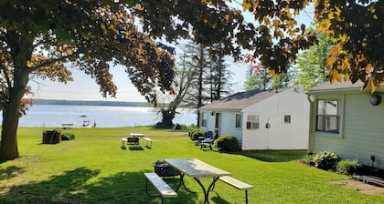 Trois chalets au bord du lac (# 1)