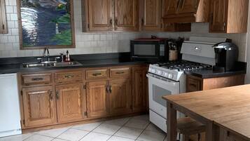 Kylskåp, mikrovågsugn, ugn och spishäll