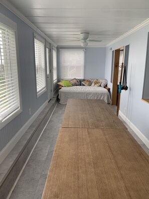 4 habitaciones, tabla de planchar con plancha, wifi y ropa de cama 