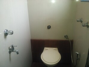 Shower, towels - Hotel saidan (Navi Mumbai)
