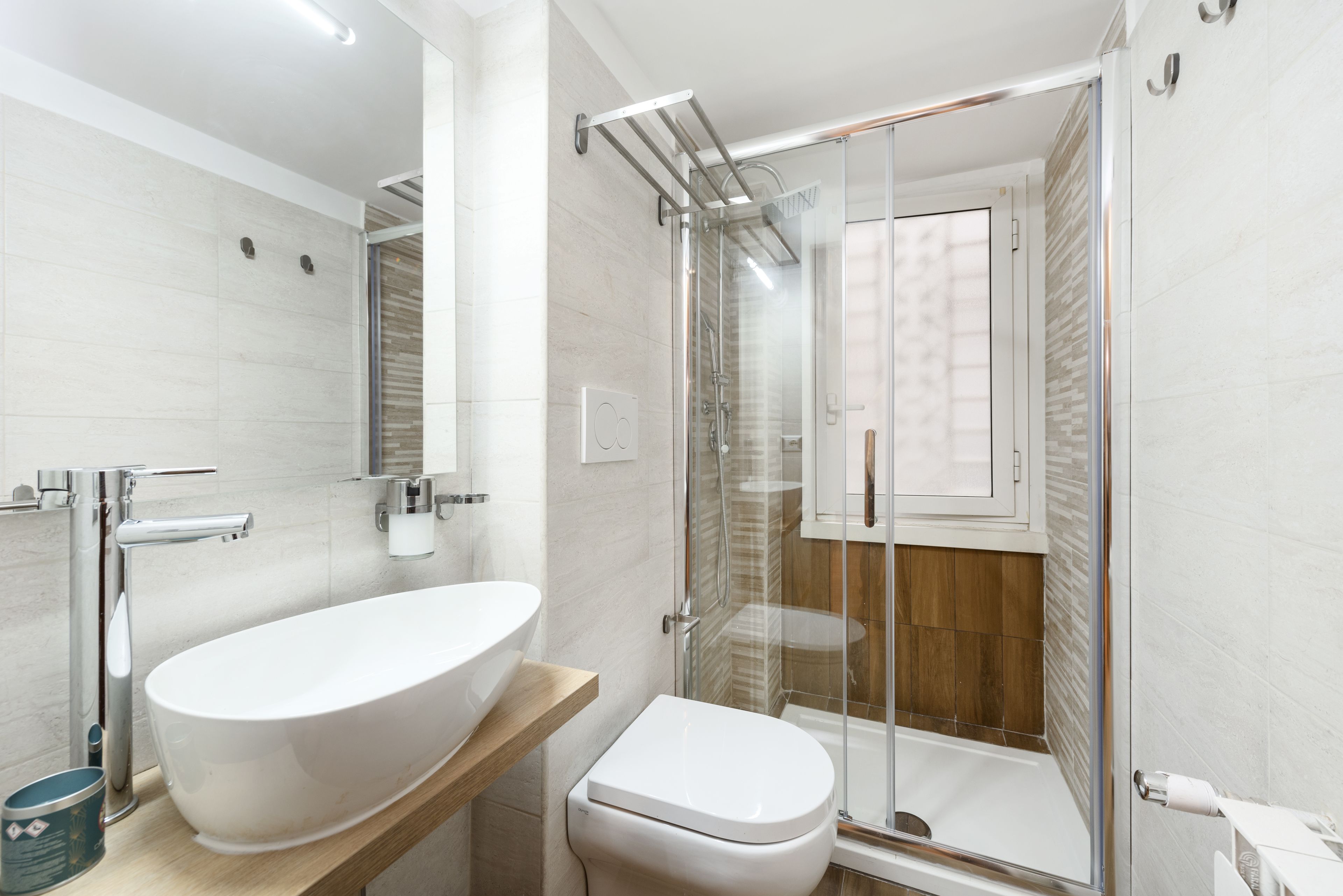 Chambre Triple Confort, 1 grand lit | Salle de bain | Douche, articles de toilette gratuits, sèche-cheveux, peignoirs