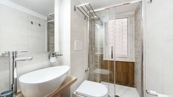 Comfort-Dreibettzimmer, 1 Queen-Bett | Badezimmer