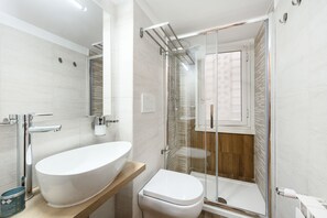 Comfort Triple Room, 1 Queen Bed | Bathroom | Shower, free toiletries, hair dryer, bathrobes - Il Dogandiere B&B (Rome)