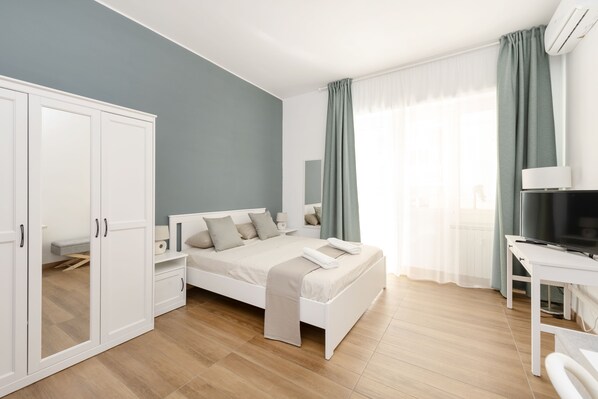 Premium bedding, down duvets, memory-foam beds, minibar - Il Dogandiere B&B (Rome)