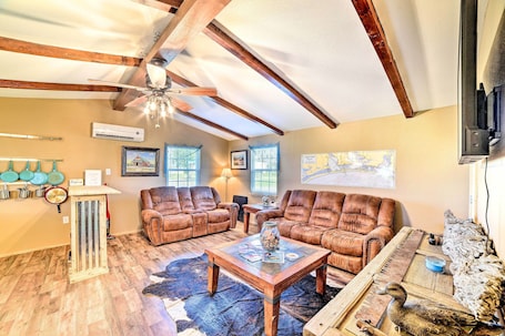 TV. Newly Renovated Rockport Cottage 4 mil beach