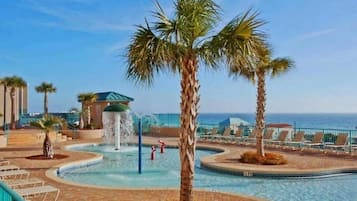 Una piscina al aire libre, una piscina climatizada