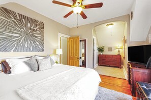 3 bedrooms, desk, iron/ironing board, free WiFi