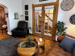 Smart TV, fireplace, video games, books