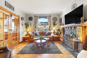 Smart-TV, Kamin, Videospiele, Bücher