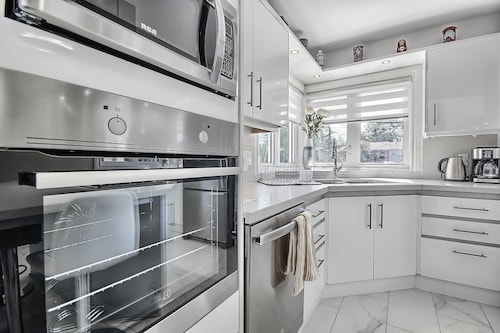 Short or Long term stay in Toronto home with family and friends 7 bdr. 6 bath