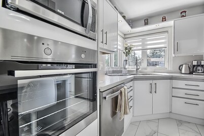 Short or Long term stay in Toronto home with family and friends 7 bdr. 6 bath