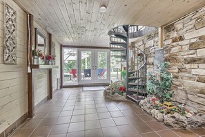 Interior - Short or Long term stay in Toronto home with family and friends 7 bdr. 6 bath (North York)