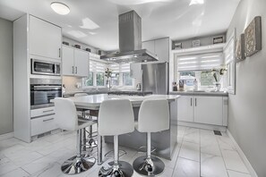 Fridge, microwave, oven, stovetop - Short or Long term stay in Toronto home with family and friends 7 bdr. 6 bath (North York)