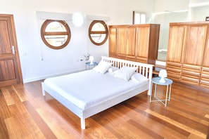 2 habitaciones, escritorio, tabla de planchar con plancha y wifi gratis 