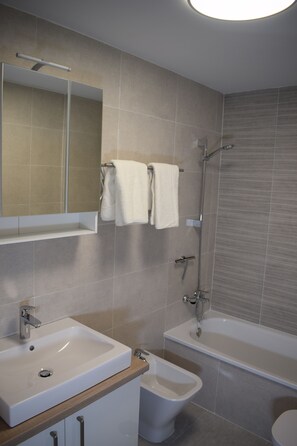 Duschwanne, Haartrockner, Bidet, Handtücher