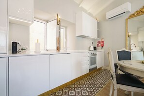 Fridge, oven, stovetop, dishwasher