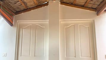 Chambre Deluxe avec lits jumeaux | Coffres-forts dans les chambres, fer et planche Ă  repasser