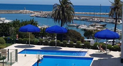 Sea view apartment in Puerto Estepona, 90 m2 plus terrace 