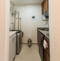 大冰箱、微波炉、炉灶、厨具/餐具