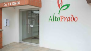 A building entrance with a glass door and a sign reading "Crai 7 #10N-06". - Altoprado Popayán (Popayán)