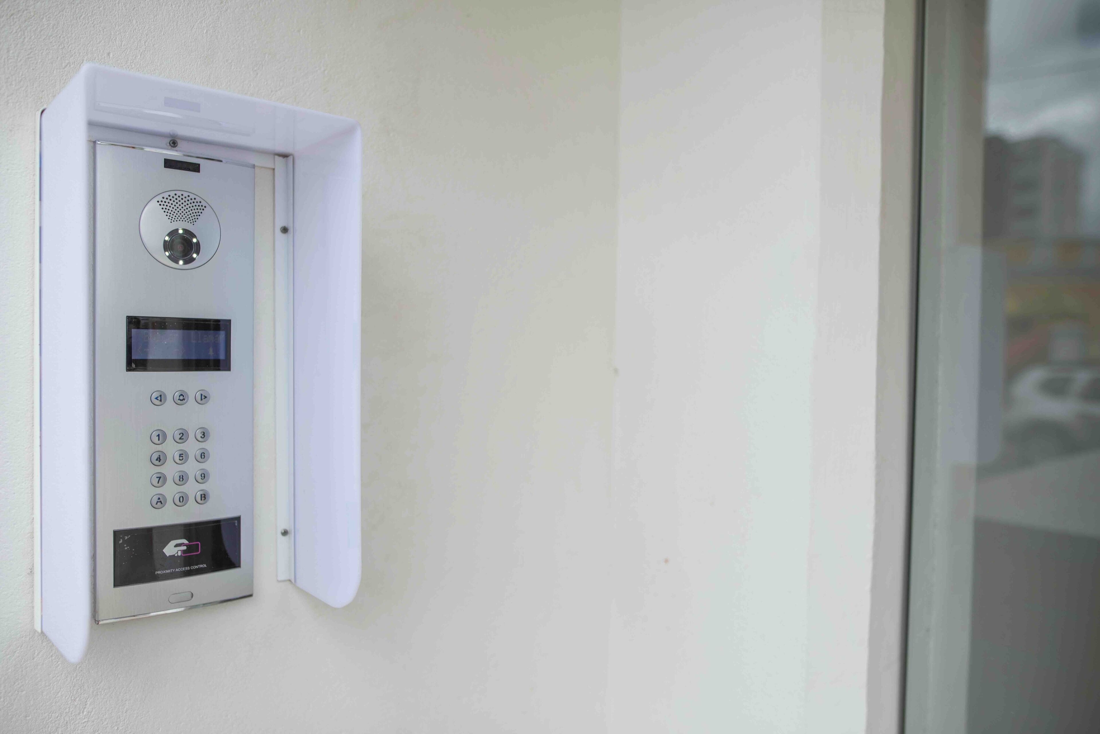 Panel de control de seguridad fijado a la pared, probablemente para controlar el acceso.