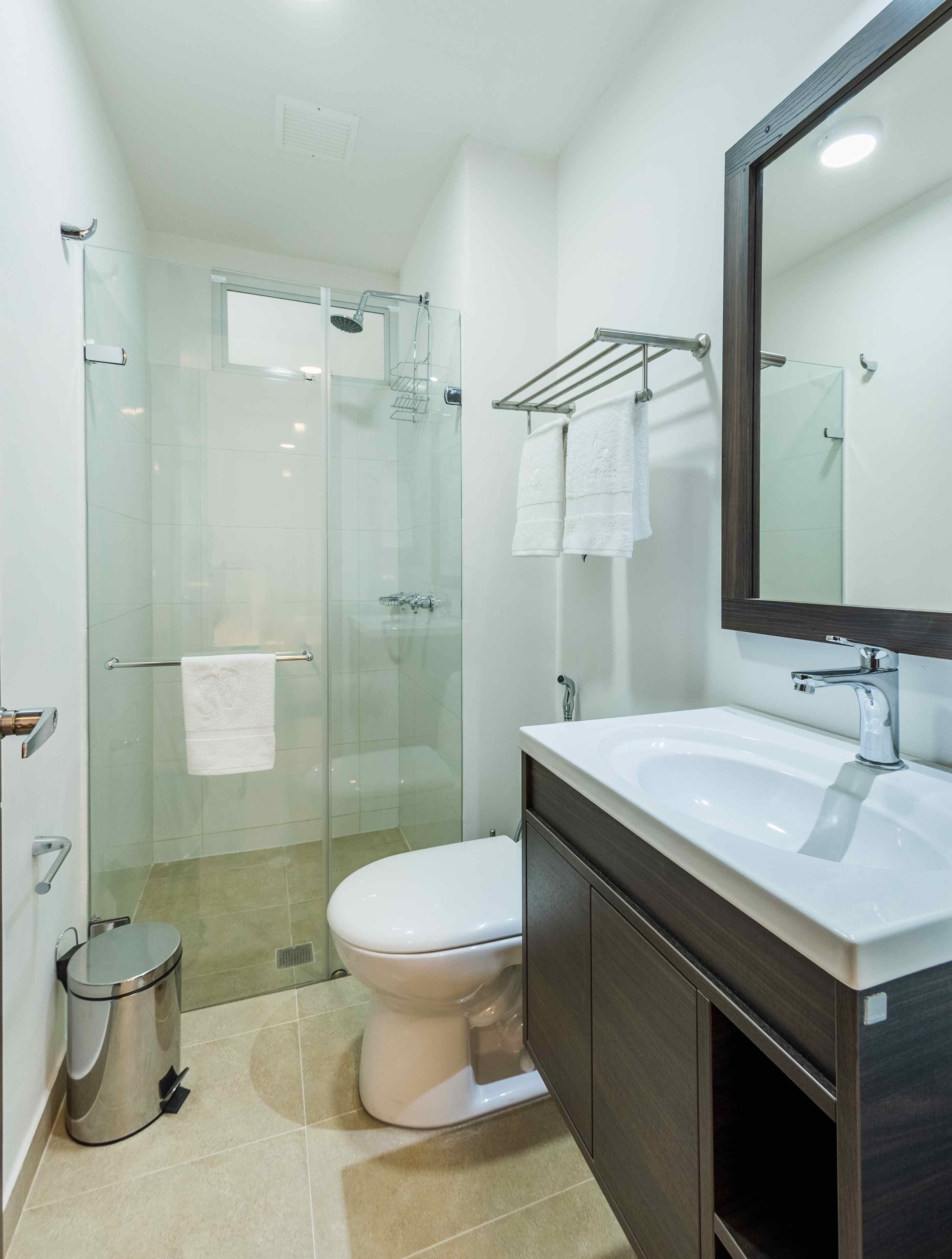 Estudi en suite prèmium | Bany | Dutxa, capçal de dutxa tipus cascada, bidet i tovalloles 