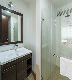 Douche, douche cascade, bidet, serviettes fournies