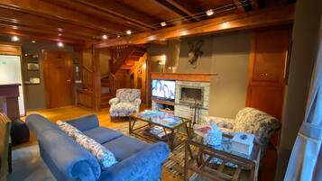 スマートテレビ、暖炉、書庫