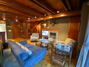 Smart-TV, Kamin, Bücher