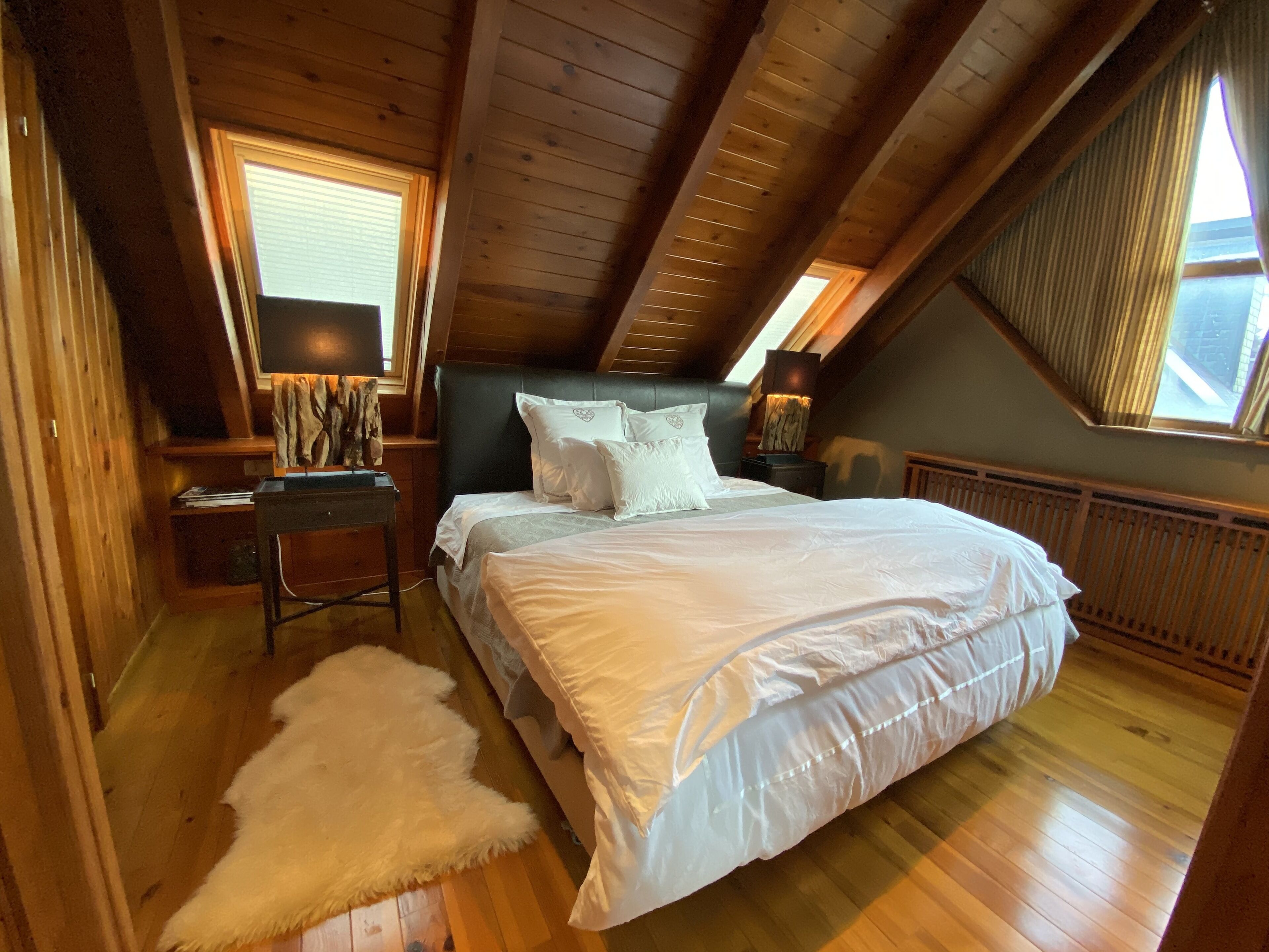 3 slaapkamers, een bureau, een strijkplank/strijkijzer, beddengoed