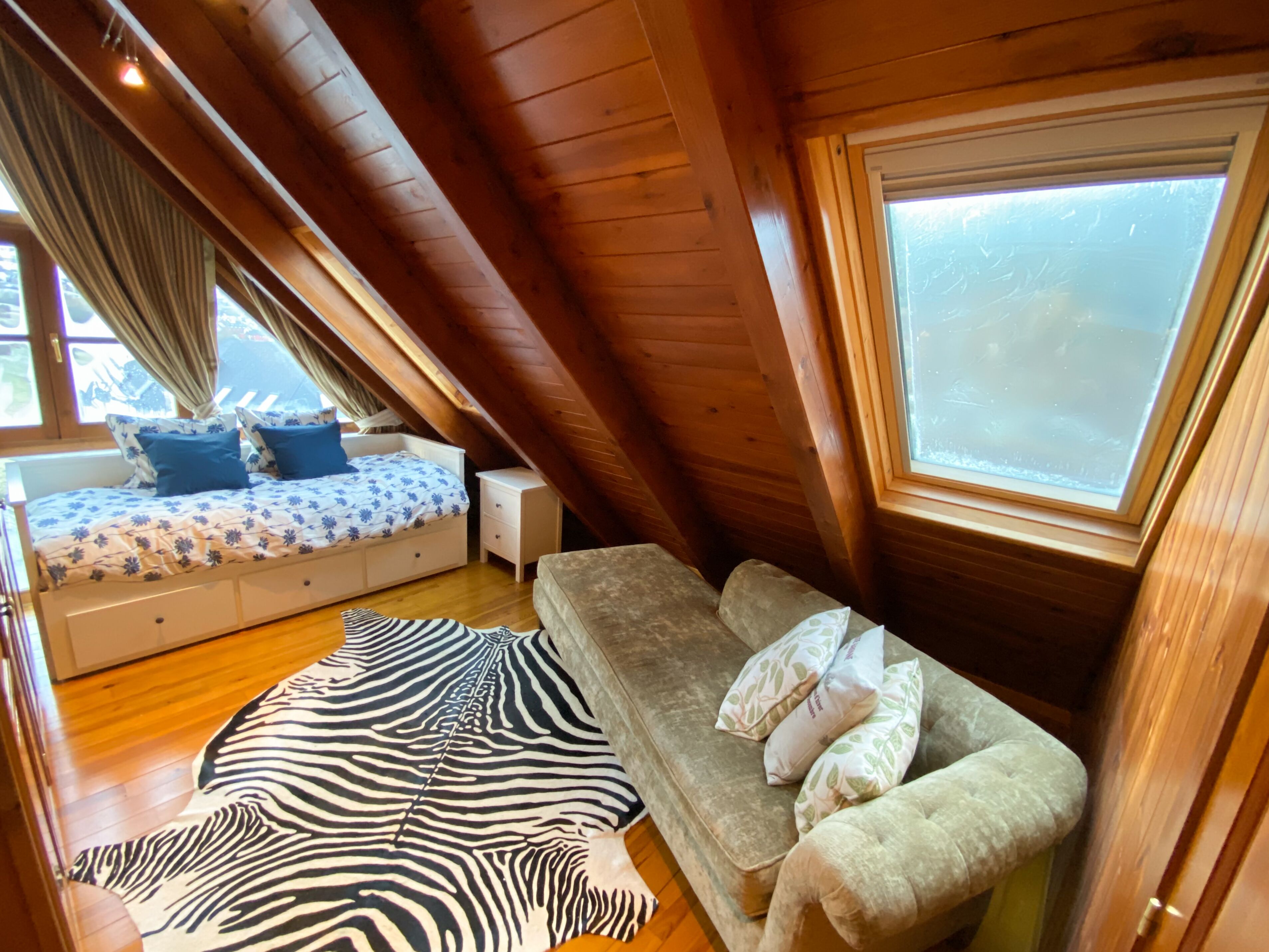 3 slaapkamers, een bureau, een strijkplank/strijkijzer, beddengoed