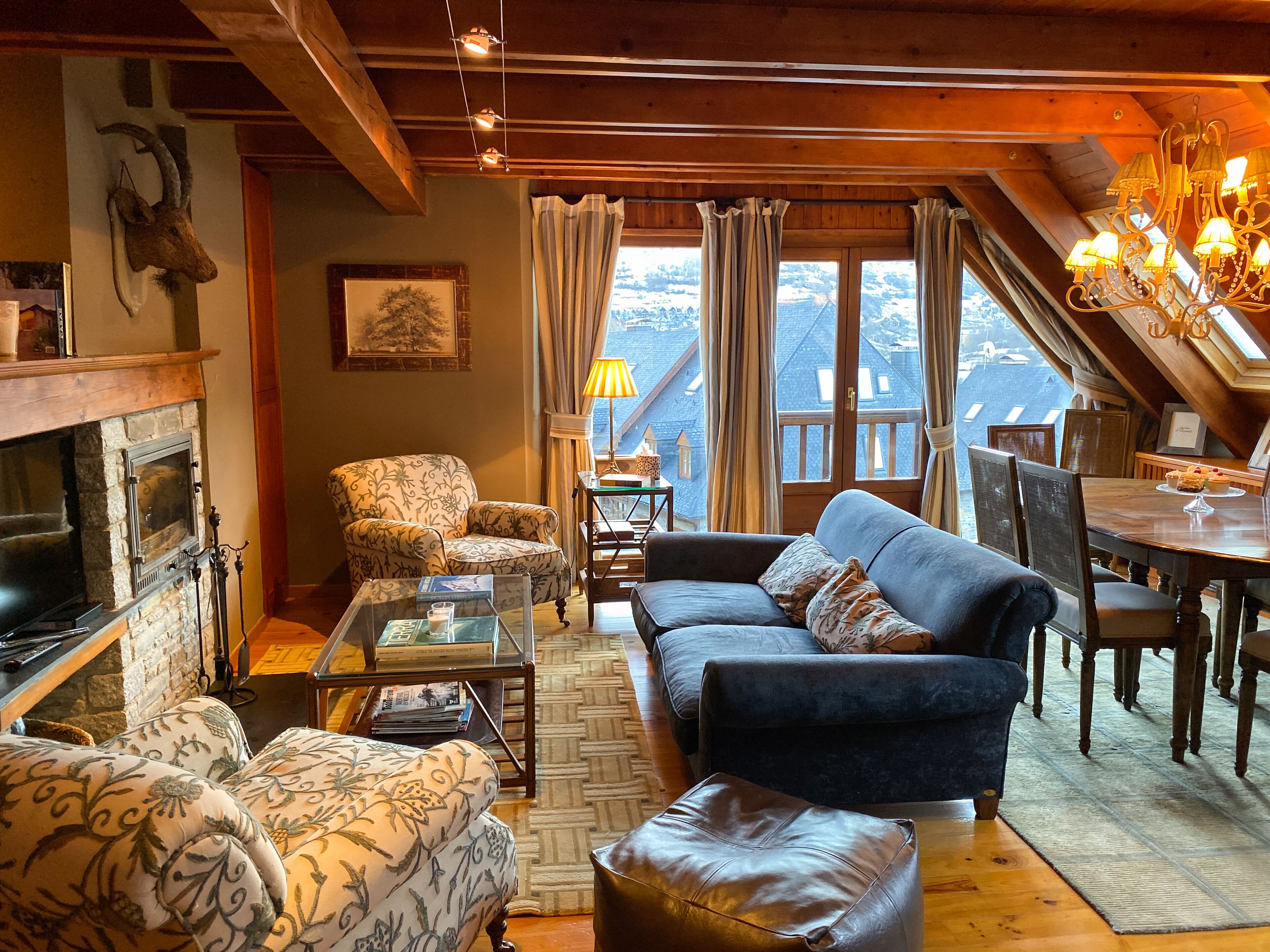 Een smart-tv, een open haard en boeken