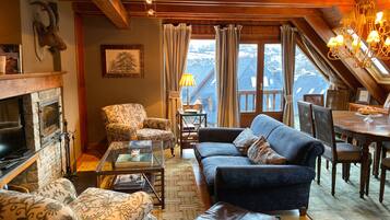 Een smart-tv, een open haard en boeken