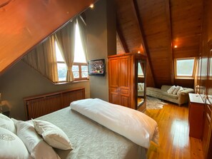 3 bedrooms, desk, iron/ironing board, bed sheets