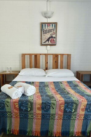 غرفة مزدوجة عادية - لغير المدخنين - منظر للبحيرة | أغطية فراش متميزة ومكتب ومساحة عمل للكمبيوتر المحمول وستائر تعتيم