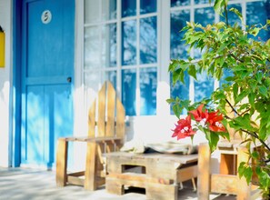 Standard Double Room, 1 Double Bed, Patio, Beach View, Air Conditioning | Seprai premium, meja kerja, dan ruang kerja ramah laptop