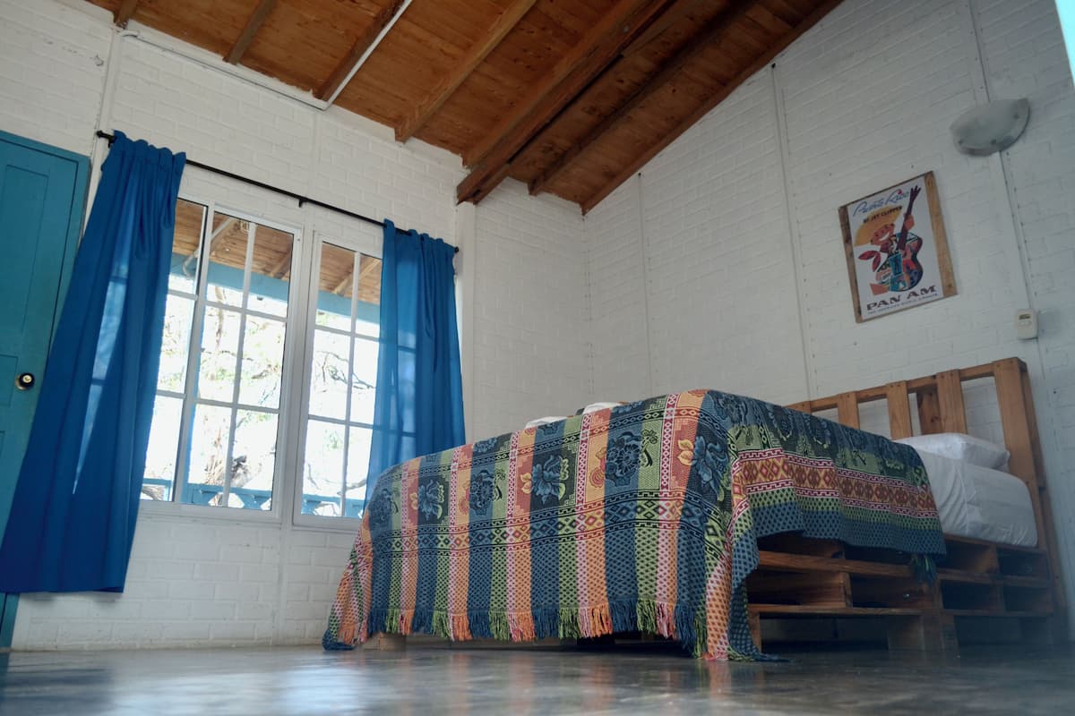 Ropa de cama de alta calidad y escritorio