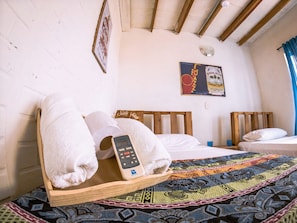 Standard Twin Room, 2 Twin Beds, Patio, Oceanfront, Air Conditioning | Sengetøy av topp kvalitet, skrivebord og skrivebord for bærbar PC