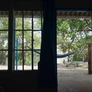 إطلالة على البحيرة