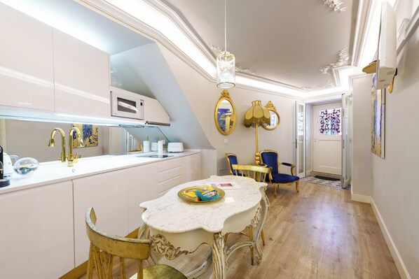 Fridge, microwave, stovetop, dishwasher