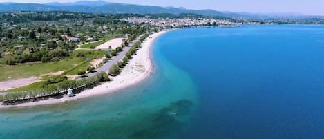 ビーチの近く、サンラウンジャー