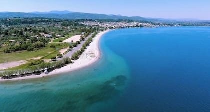 Belle villa d'été sur la plage de Chalkoutsi, Oropos (AthÚnes)
