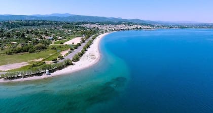 Belle villa d'été sur la plage de Chalkoutsi, Oropos (AthÚnes)