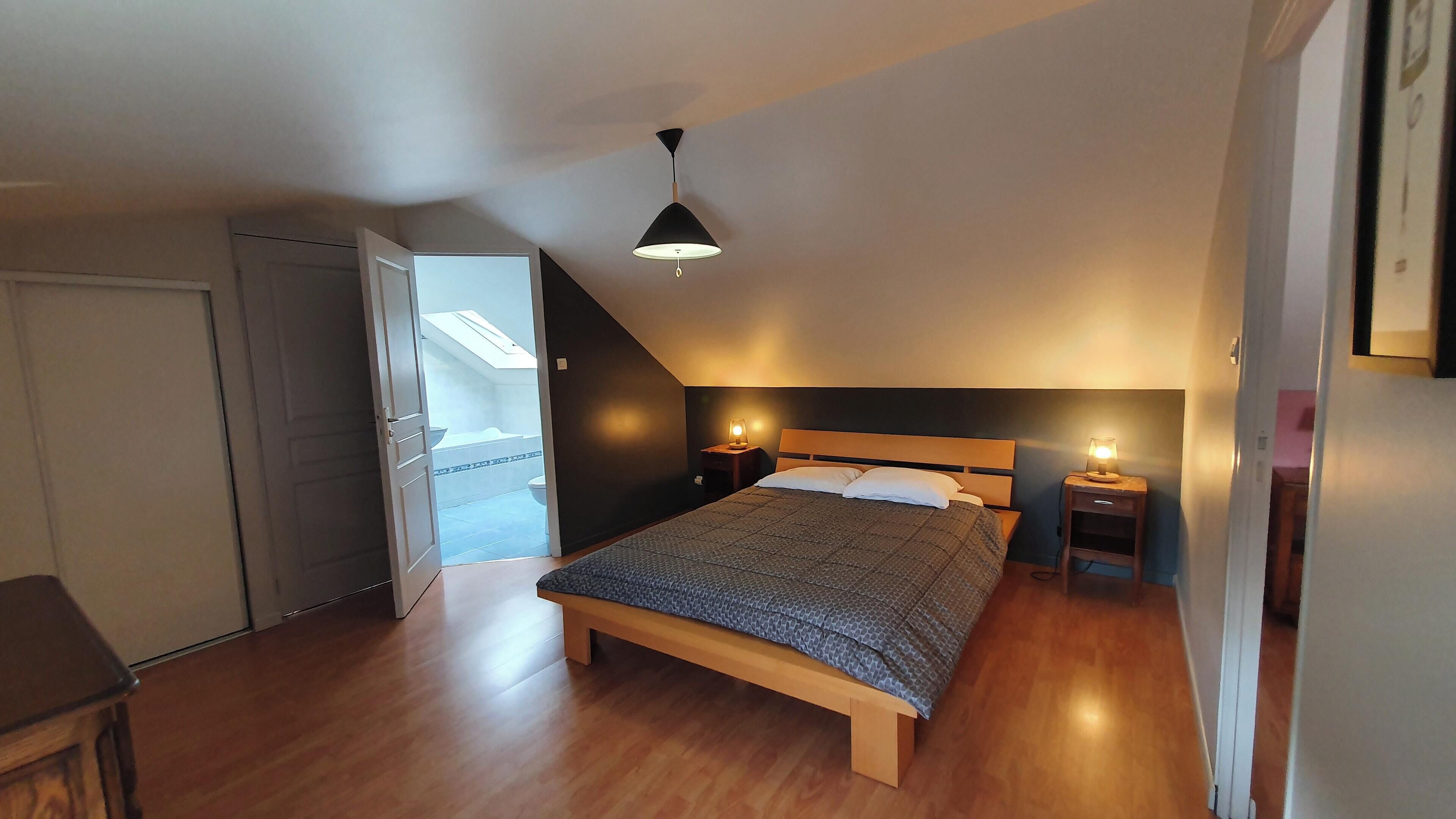 4 bedrooms, desk, iron/ironing board, travel crib