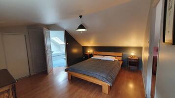 4 bedrooms, desk, iron/ironing board, travel crib