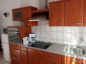 Fridge, microwave, oven, coffee/tea maker