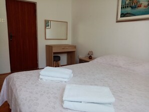 2 dormitorios, tabla de planchar con plancha, wifi gratis y ropa de cama